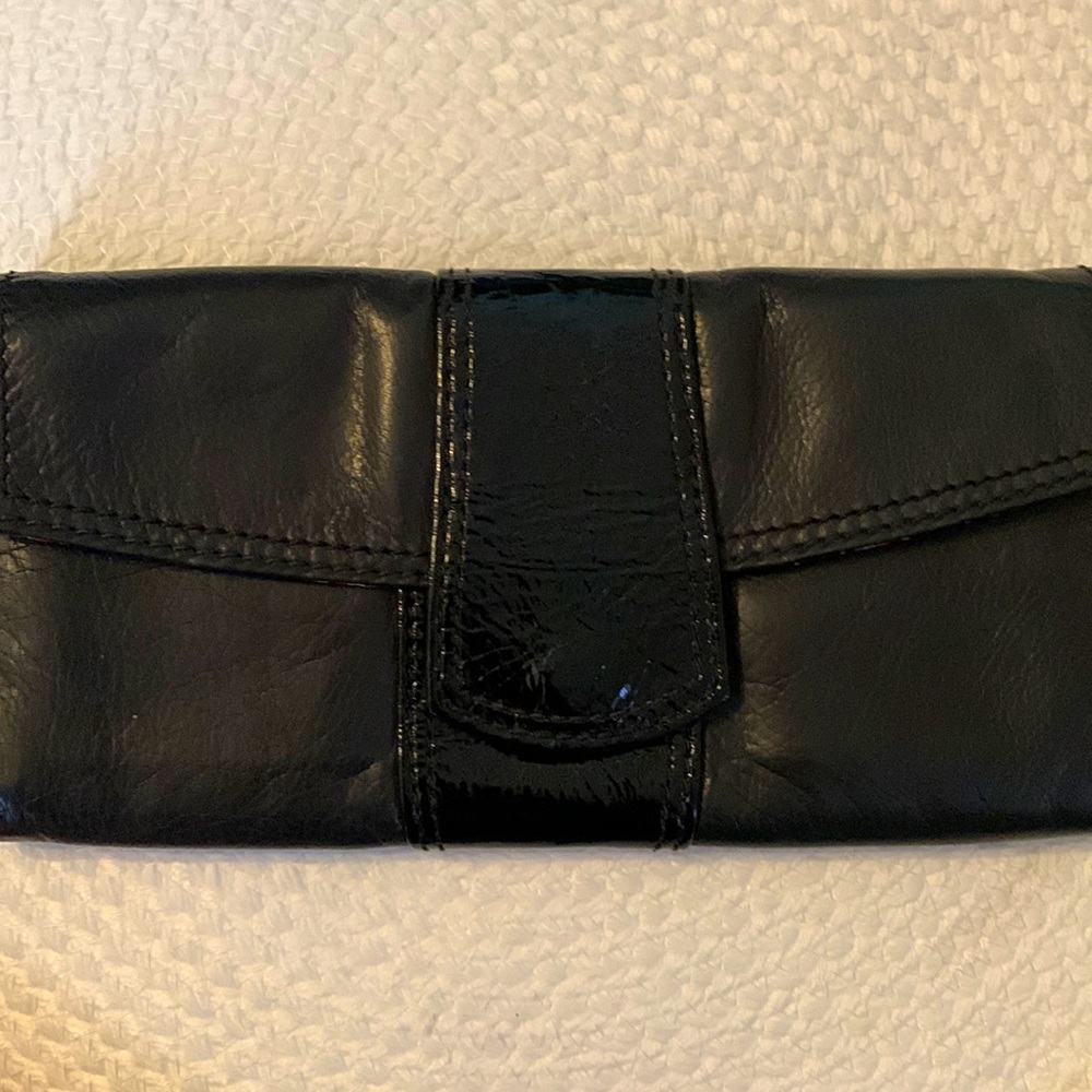 FOSSIL black and patent leather clutch